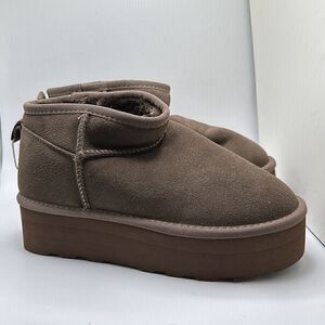 CUSHIONAIRE Women's Genuine Suede pull on platform boot +Memory Foam 8 TAUPE